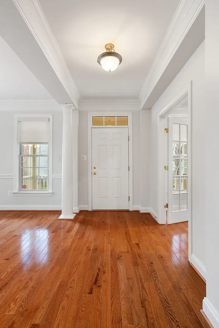 Stunning 4 level detached home close to the Mosaic District in Fairfax! — Photo 3