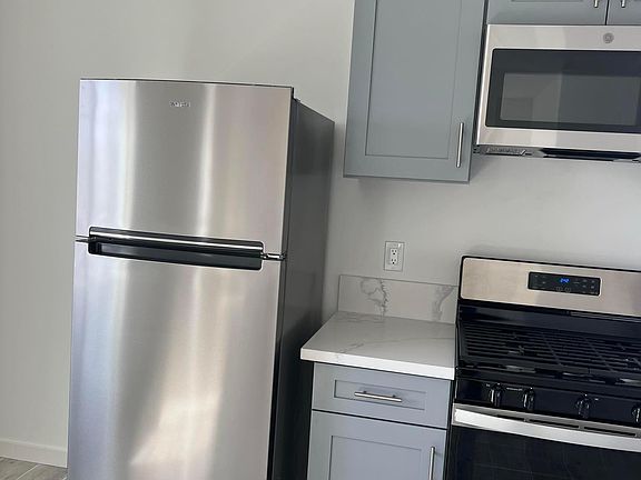4th image of 521 Summerhill Dr
