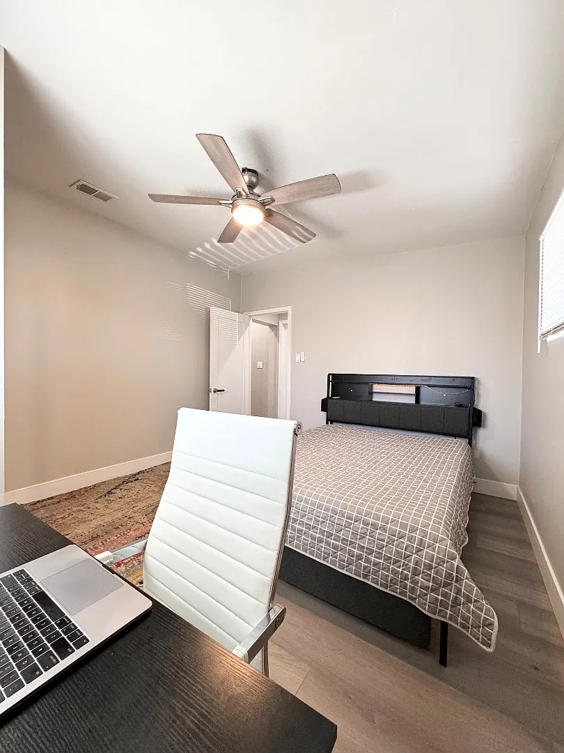 1845 E Monroe St - Room 1 — Photo 3