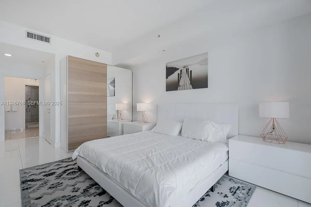 Building Photo - 50 S Pointe Dr #1506