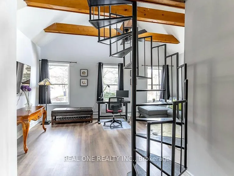 118 Queen St S #2 — Photo 10