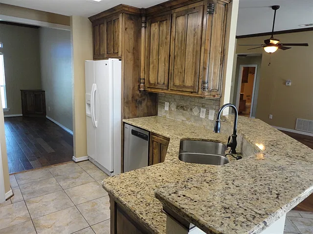 4 bed, 2.0 bath, 1928 sqft, $2,605 — Photo 3
