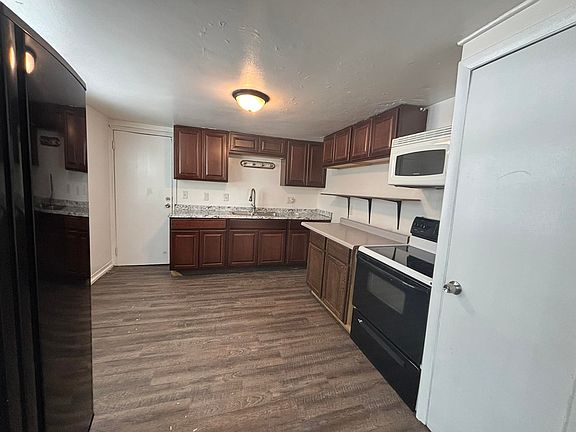 5th image of 1028 Stuart St