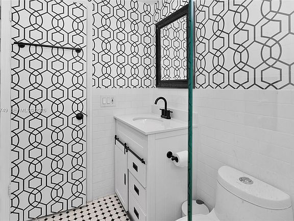 2nd image of 641 Espanola Way APT 24