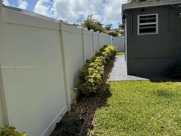 1001 NE 10th St — Photo 15