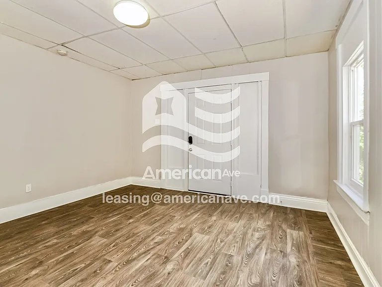 1371540_013_bedroom_12.jpg