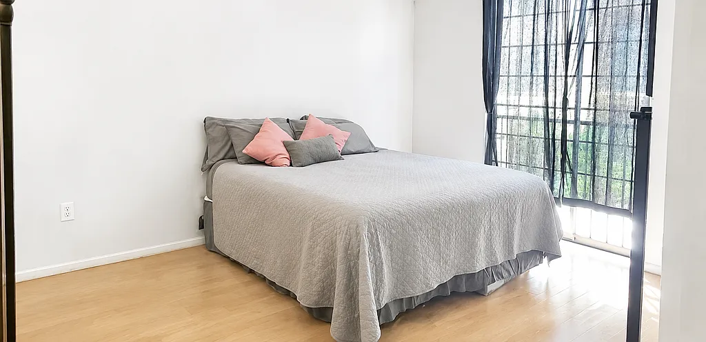 Charming 2-Bed, 2.5-Bath Unit in Northridge with Great Space — Photo 4