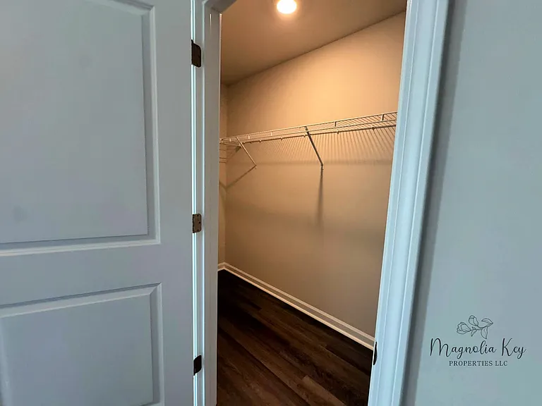 555 Gemstone Blvd — Photo 18
