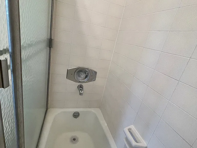 Main bathroom tub/shower
