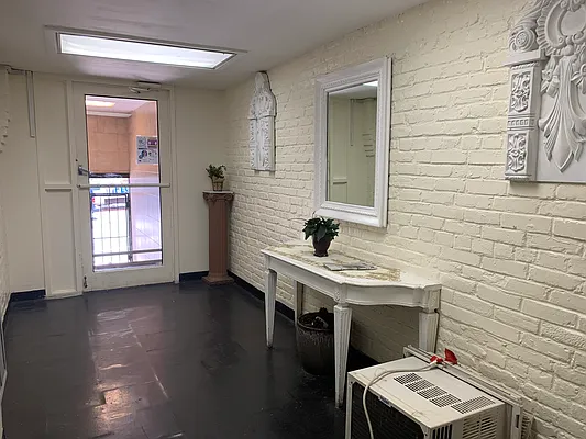 Rented by Compass | media 10