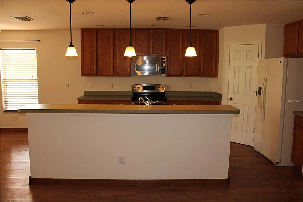 3 bed, 2.0 bath, 2408 sqft, $2,695 — Photo 2