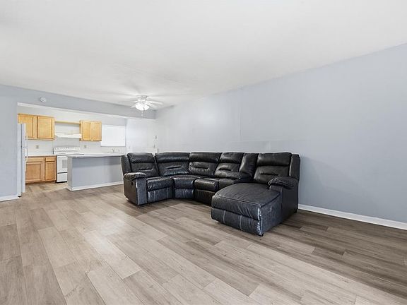 3rd image of 2811 SW Archer Rd APT V173