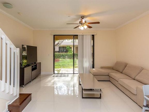 3rd image of 4214 Vineyard Cir #1
