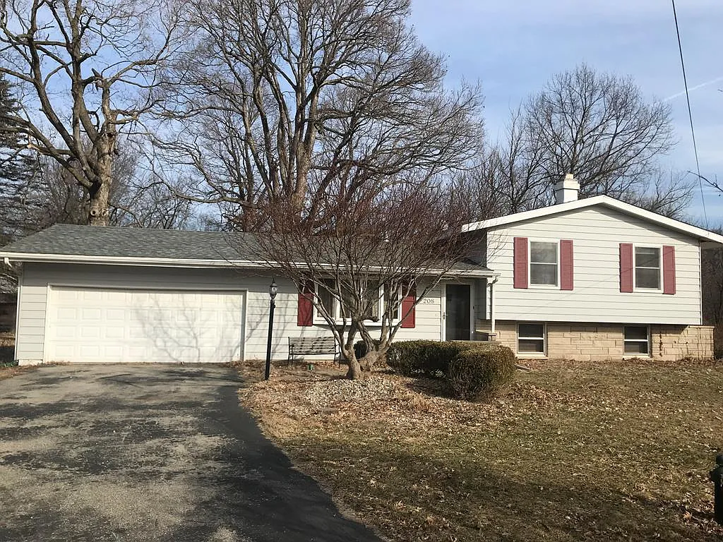 208 Maple Dr photo 1