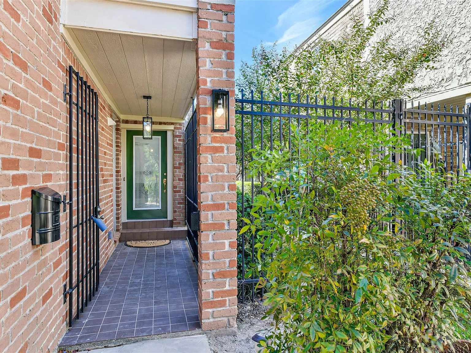2 bed, 2.5 bath, 1844 sqft, $3,200 — Photo 3