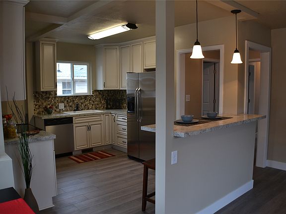 4th image of 574 N Oakley St