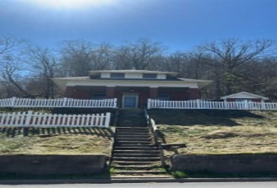 1st image of 610 Armstrong St