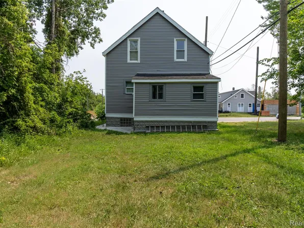 9325 E Warren Ave, Detroit, MI 48214