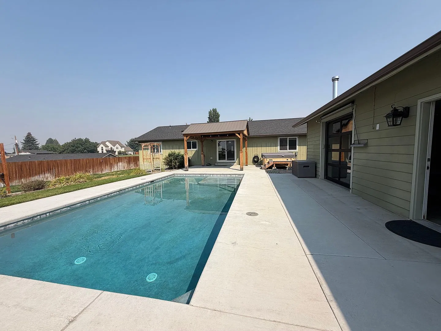 Now renting 3 bedroom House with additional pool house — Photo 2