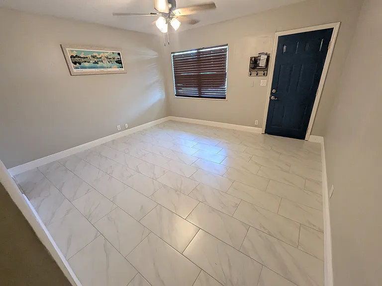 1039 E Walnut St — Photo 4