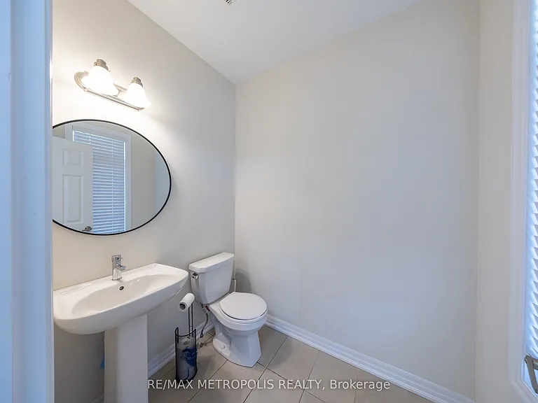 39 Northrop Ave — Photo 4