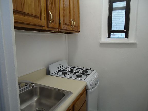 4th image of 32-16 Crescent St #4C