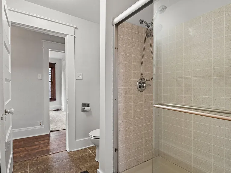 1213 W Jefferson Blvd — Photo 28