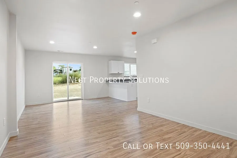 3 Bed, 2.5 Bath Townhouse in Warden, WA. WSG Included — Photo 4