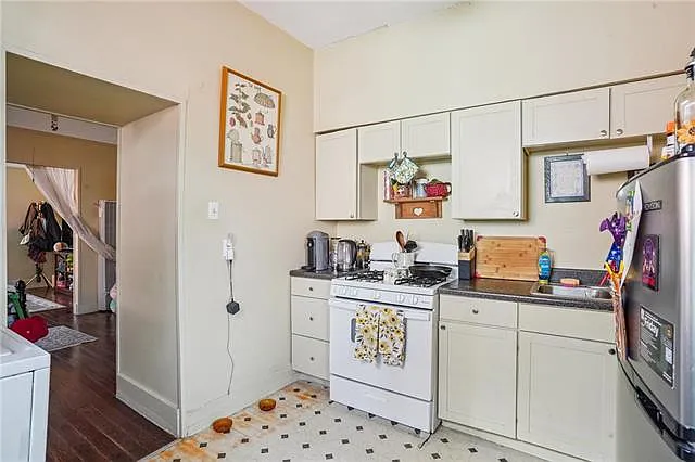 536 Marigny St — Photo 8
