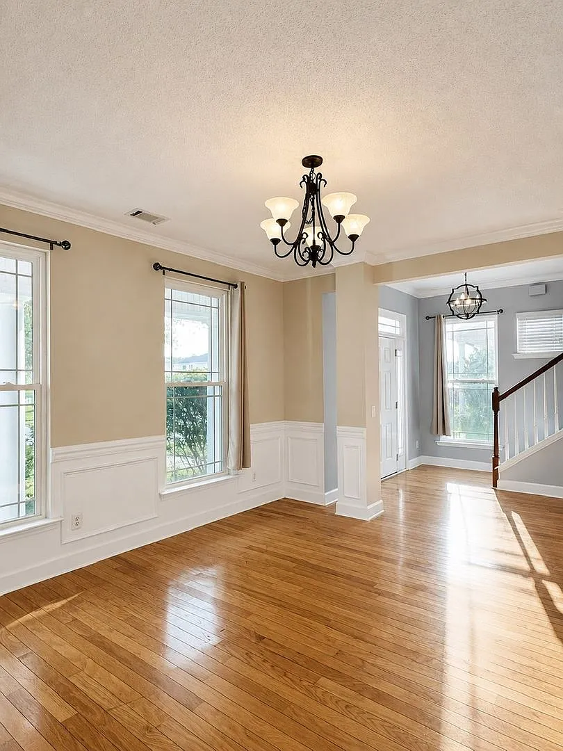 Spacious 5 Bed/3.5 Bathroom Home in White Oak — Photo 2