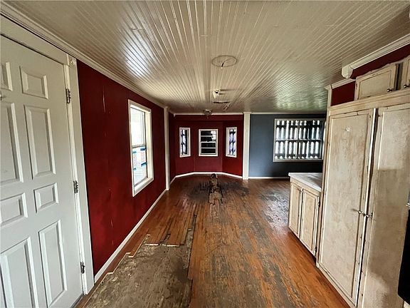5th image of 122 Willow D St