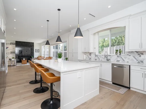 576 Linton St, Coquitlam, BC V3J 6J2