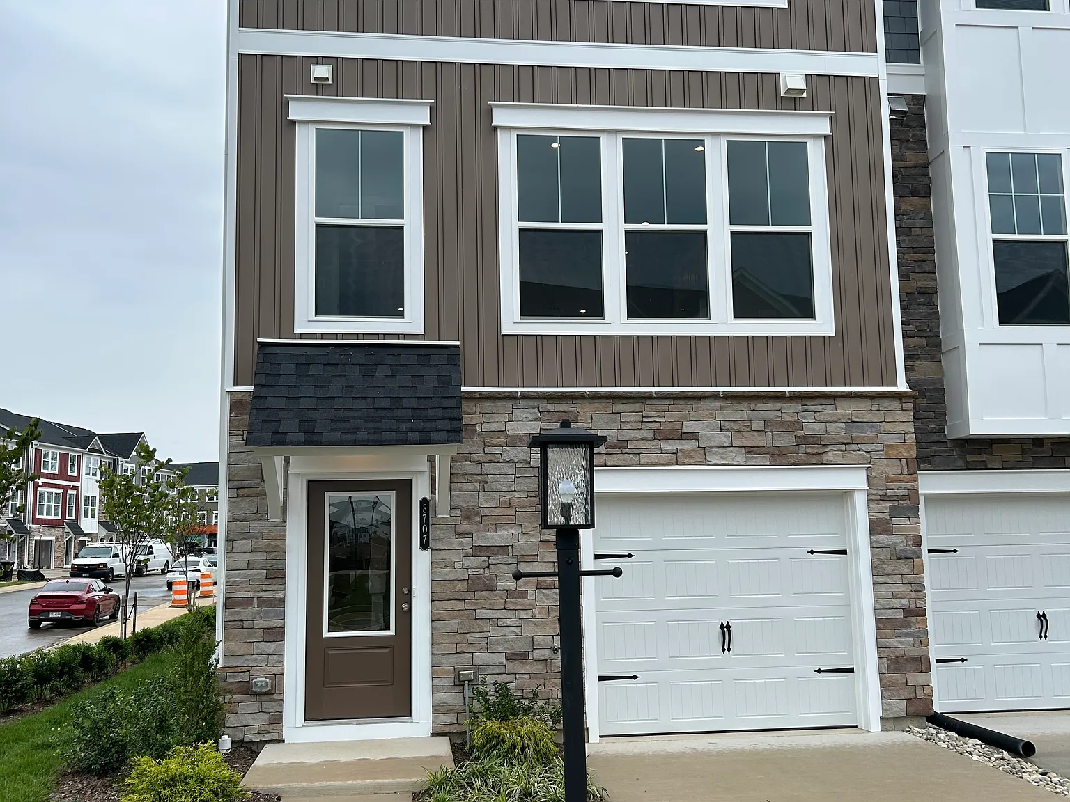 3 bed, 2061 sqft, $2,600 — Photo 2