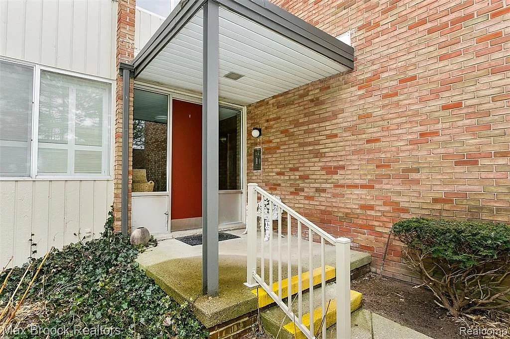 4049 W Maple Rd APT A102 photo 1