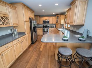 N50W16931 Stonefield Ct, Menomonee Falls, WI 53051