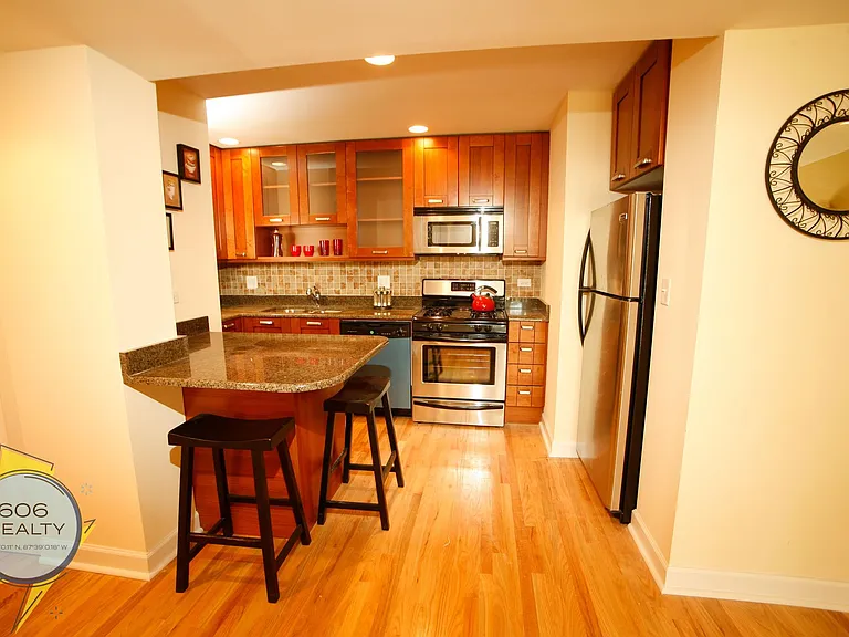 6954 N Greenview Ave — Photo 2