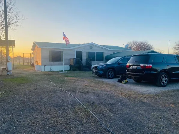 301 County Road 5716, Natalia, TX 78059