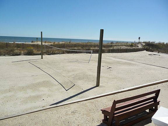 VolleyBall & HorseShoe Pit