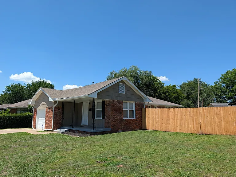 1825 Meyers Pl — Photo 2