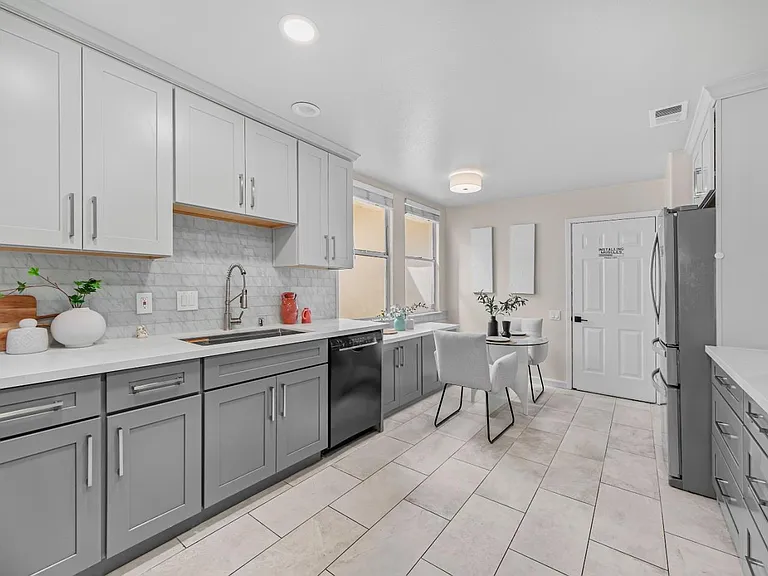 856 Lakeshore Dr — Photo 9