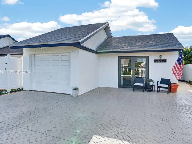 7016 SW 103rd Pl — Photo 2
