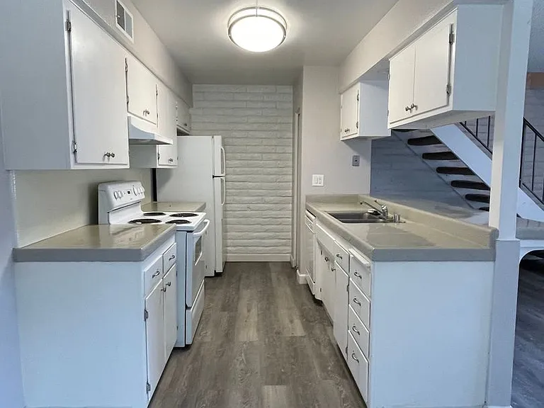 3260-3276 3306 Alexander Dr — Photo 19