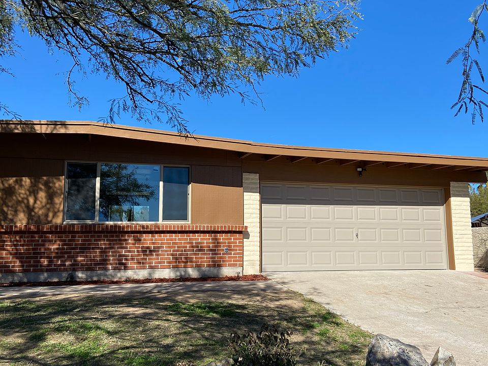 Attached Garage 