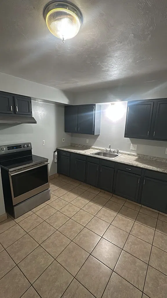 4 bed, $1,985 — Photo 2