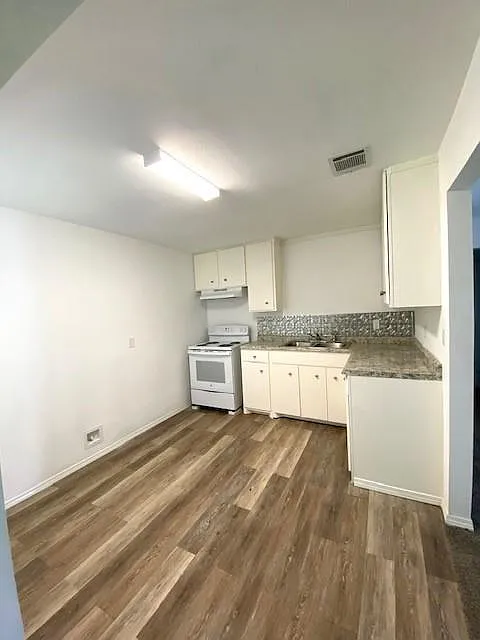 3 bed, 1.0 bath, 1008 sqft, $1,550 — Photo 2