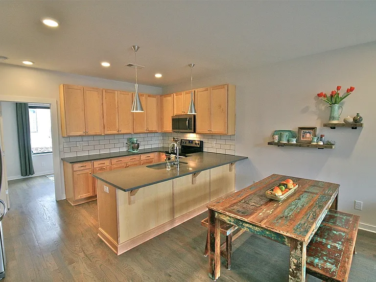 1029 Chester Ave — Photo 11
