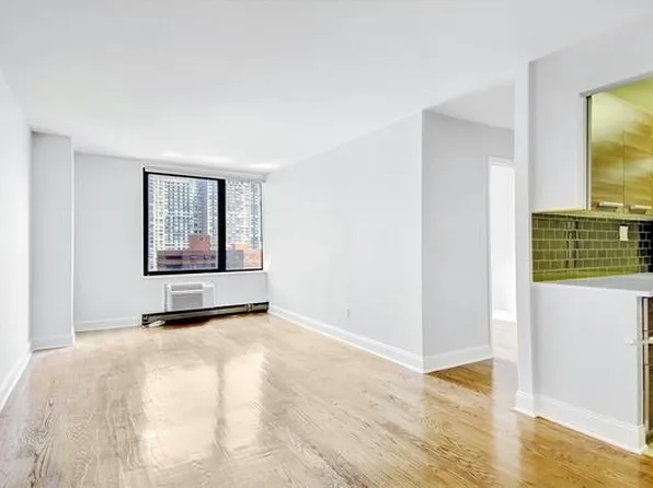1641 Third Avenue image 1 of 11