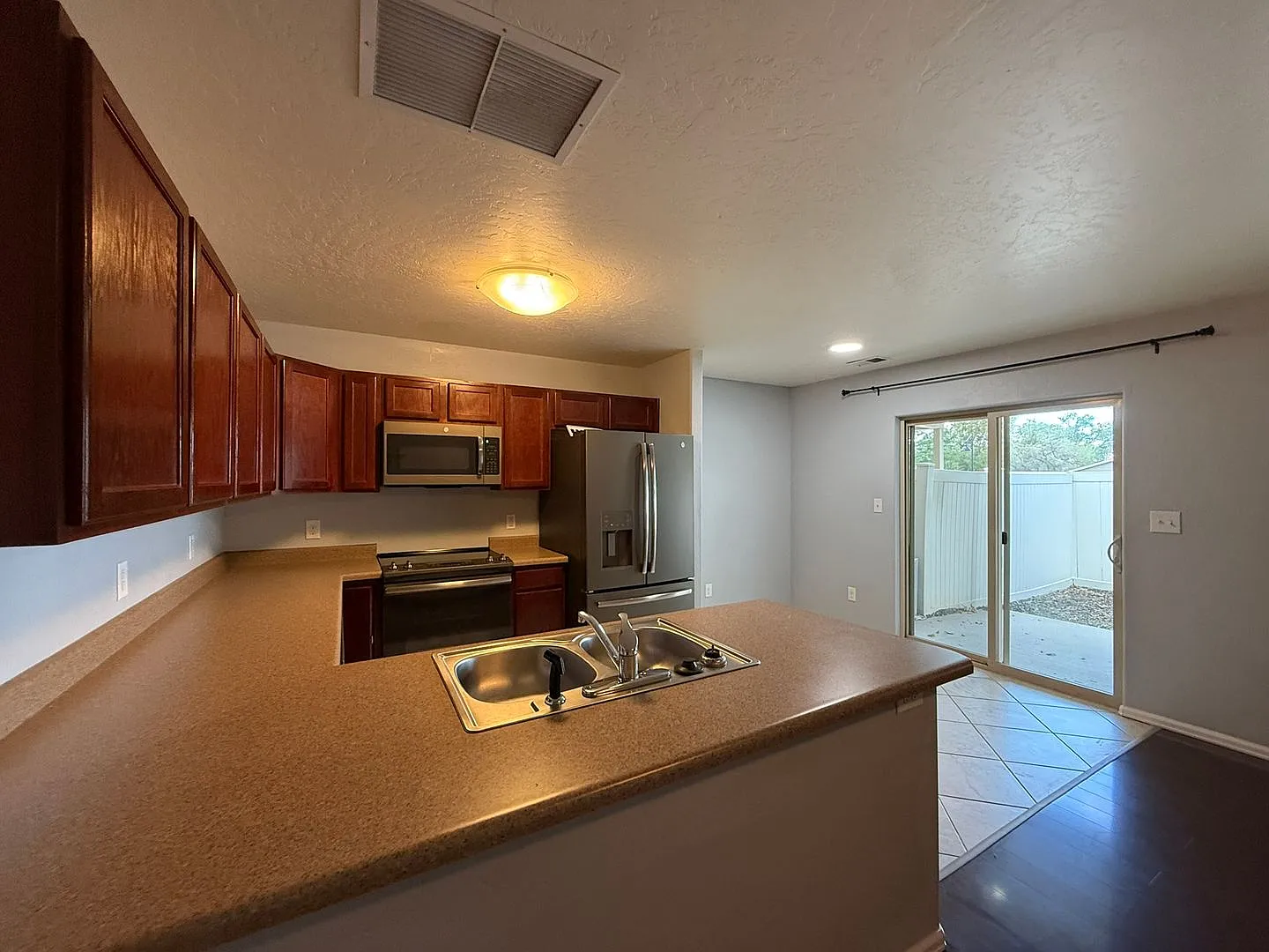 2 Bedroom, 2.5 Bathrooms Townhome with fenced backyard — Photo 2