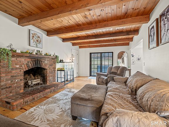 3rd image of 271 Chestnut Hill Road
