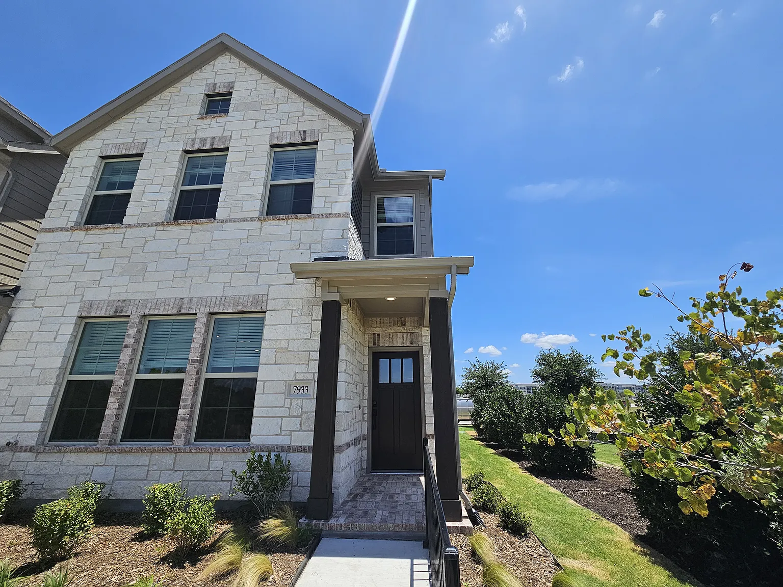 4 bed, 3.5 bath, 2492 sqft, $3,000 — Photo 1
